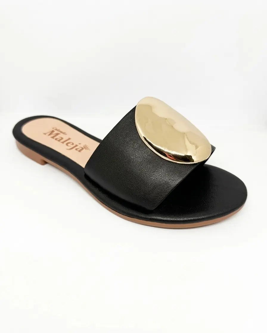 Una plana versátil para tus días largos, con aplique dorado para elevar looks casuales.
