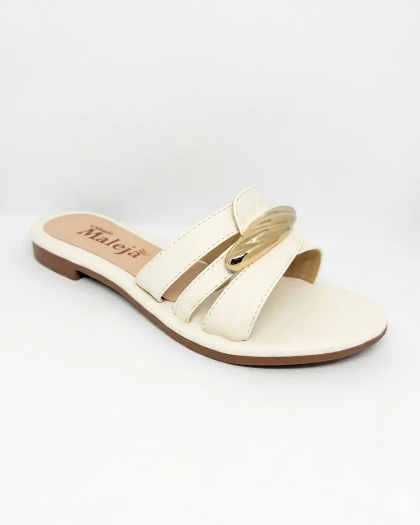 Una plana beige de múltiples tiras, delicada y versátil para combinar con casi todo.