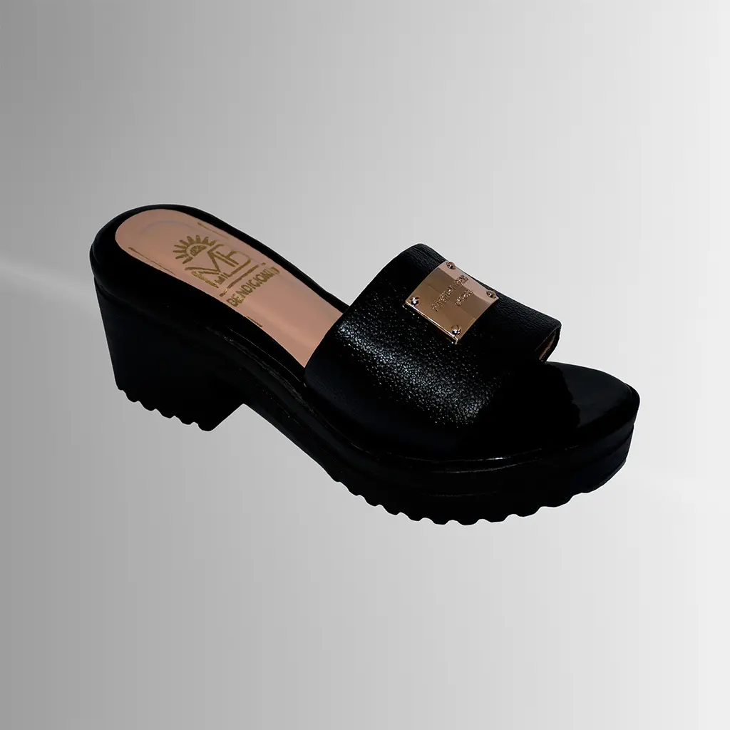 Un tacón negro en cuero, clásico y refinado para eventos, oficina o looks de noche.