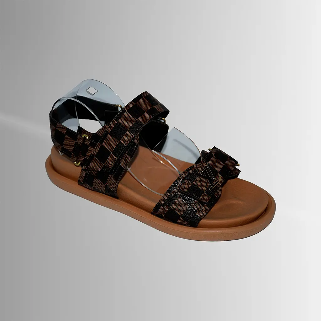 Una sandalia cómoda para moverte todo el día, con diseño práctico y estilo casual.