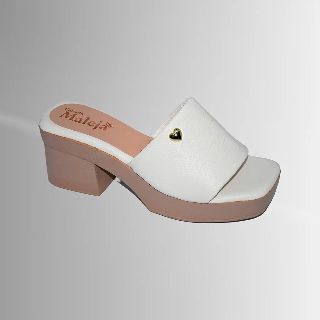 Un tacón beige de líneas limpias, ideal para alargar visualmente el look con elegancia.