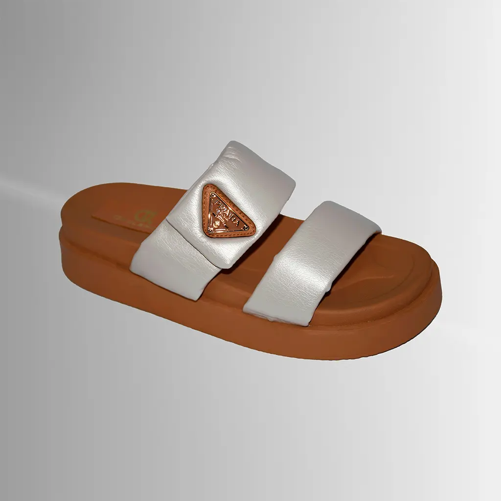 Una sandalia tipo canoa cómoda para días largos, con suela de confort y acabado elegante.